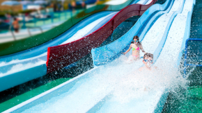 Wasserpark rutsche iStock maria uspenskaya